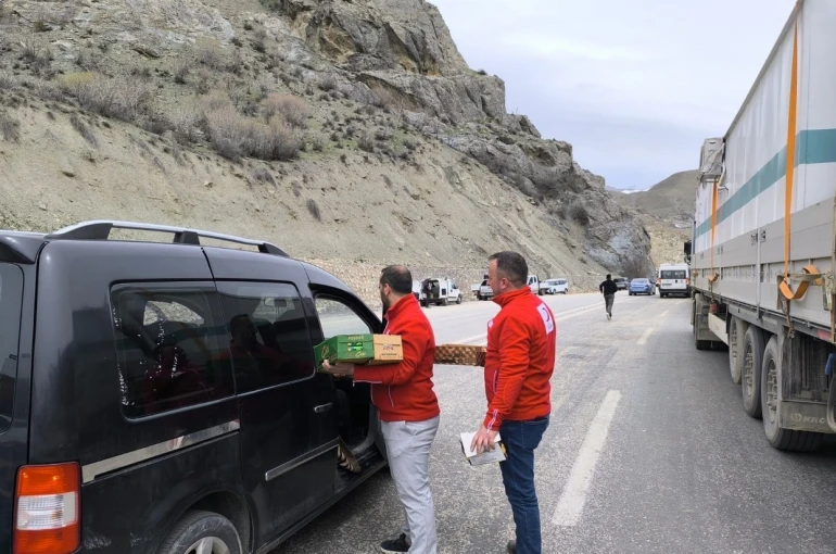 Kızılay’dan yolda kalanlara kumanya desteği 