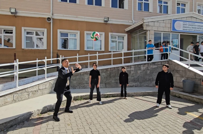 Kızılcahamam Kaymakamı çocuklarla voleybol oynadı 