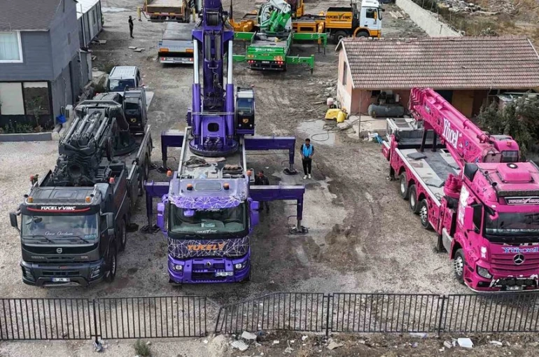 Kızının ‘Baba bizim de pembe vincimiz olsun’ sözlerinden ilham alarak vinçlerini rengarenk hale getirerek inşaat sektörüne renk kattı