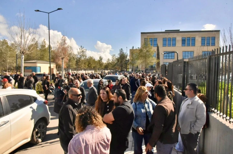 KKTC’de fiber optik protokolüne karşı Meclis önünde eylem