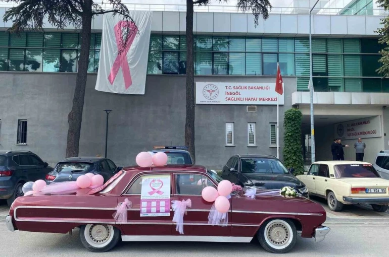 Klasik otomobil ile meme kanserine dikkat çekti 