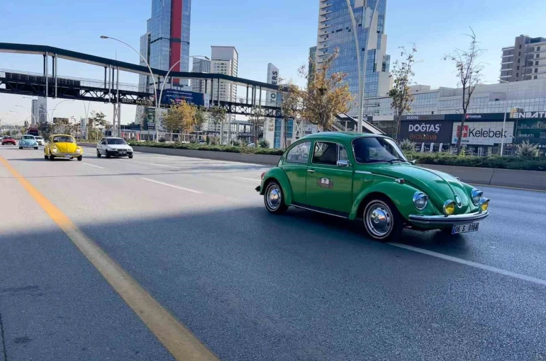 Klasik otomobil tutkunları erkek sağlığına dikkat çekmek için başkent sokaklarında 