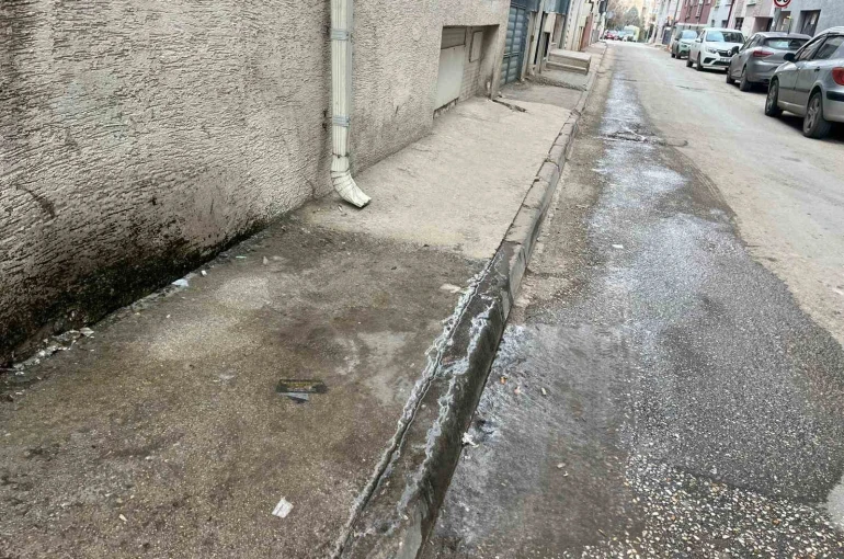 Klima suyu kaldırımı buz pistine çevirdi 