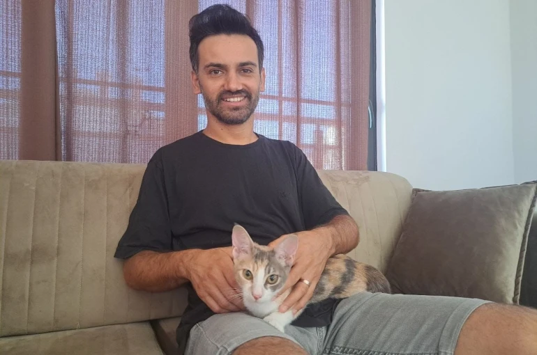 Klimada mahsur kalan kedisini kabloyla bağladığı plaj çantasıyla kurtardı