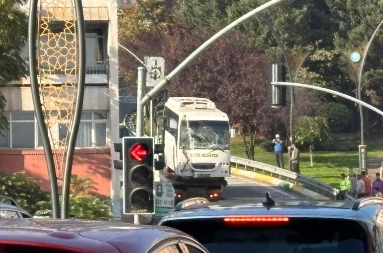 Kocaeli'de freni boşalan otobüs duvara çarptı: 3'ü polis 7 yaralı