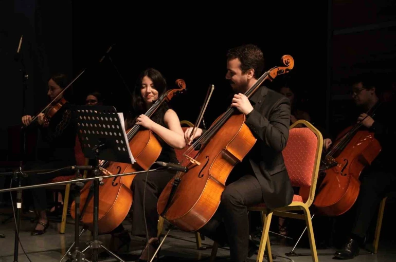 Kocaeli Orkestrası, Toygar Işıklı dizi müziklerini izleyiciyle buluşturdu 