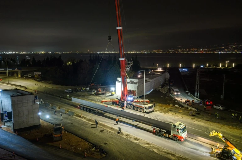 Kocaeli’de 700 tonluk vinçle 9 saatlik gece operasyonu