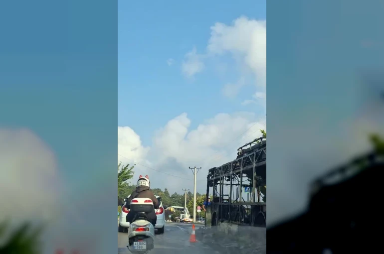 Kocaeli’de belediye otobüsü alev alev yandı 