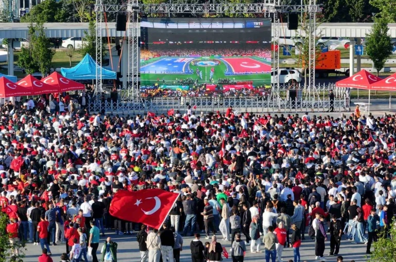 Kocaeli’de binlerce kişi milli maçı dev ekranda izledi