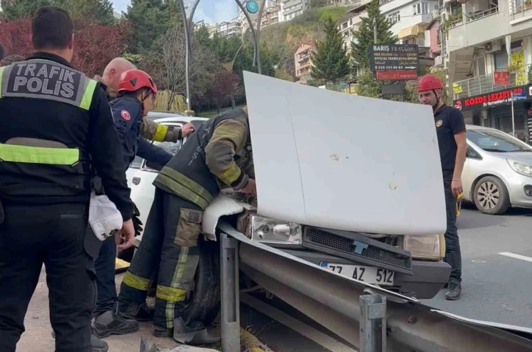 Kocaeli’de facianın eşiğinden dönüldü: Freni tutmayan otomobil bariyerlere çarptı 