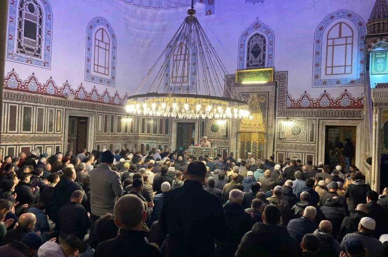 Kocaeli’de Kadir Gecesi camilerde dualarla idrak edildi 