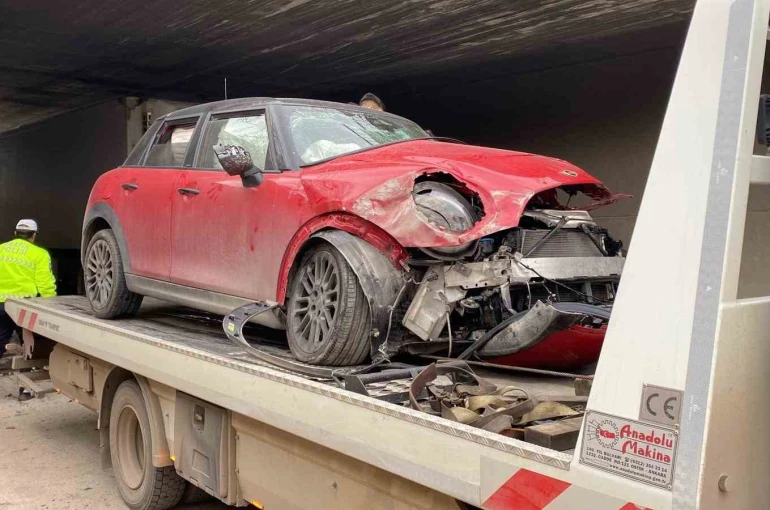 Kocaeli’de köprü ayağına çarpan otomobilin sürücüsü yaralandı