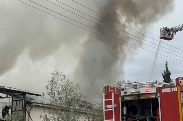 Kocaeli’de mutfak tezgahları üretim tesisinde korkutan yangın 