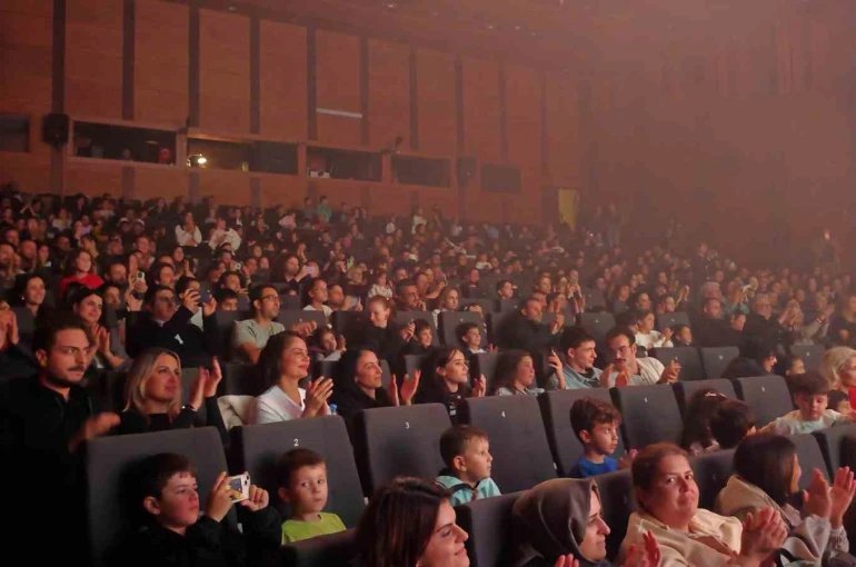 Kocaeli’de perdeler çocuklar için açıldı