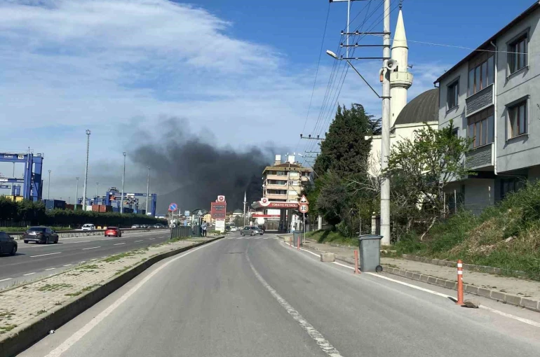 Kocaeli’de plastik ve promosyon fabrikası alevlere teslim oldu 