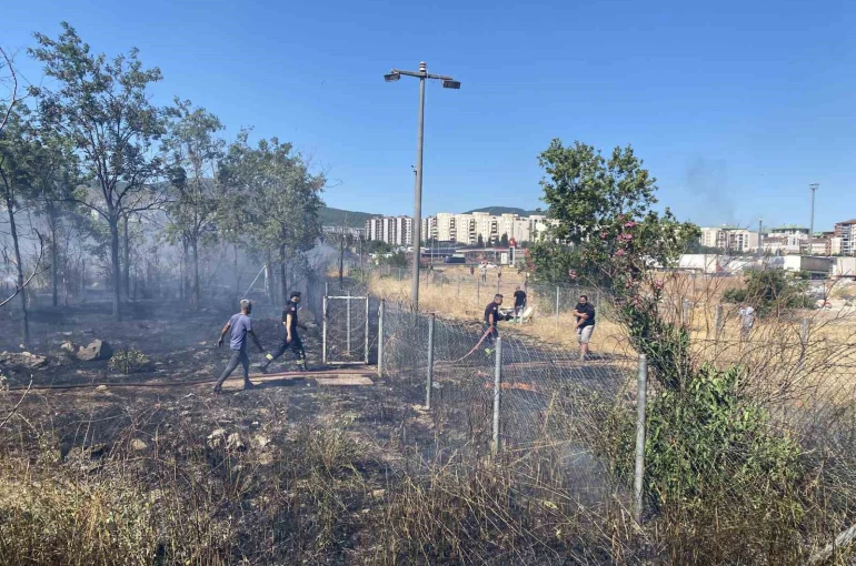 Kocaeli’de saman yüklü tırın römorkunda çıkan yangın mahalleyi sardı 