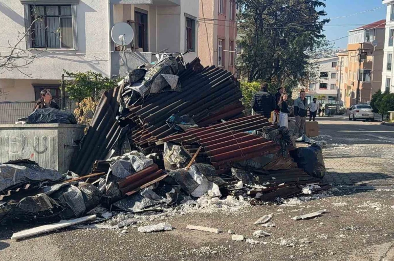 Kocaeli’de tadilatta olan binanın çatısı alevlere teslim oldu 