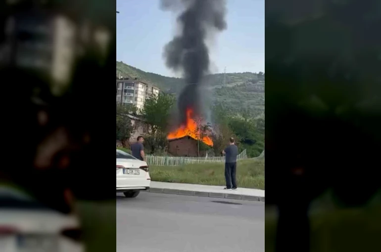 Kocaeli’de tek katlı ev alevlere teslim oldu 