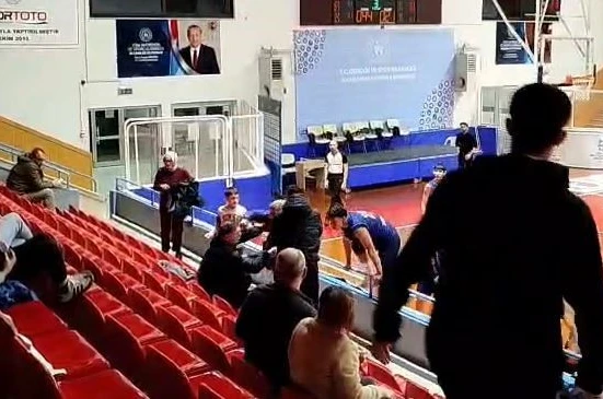 Kocaeli’de U16 basketbol maçında yumruklar havada uçuştu 