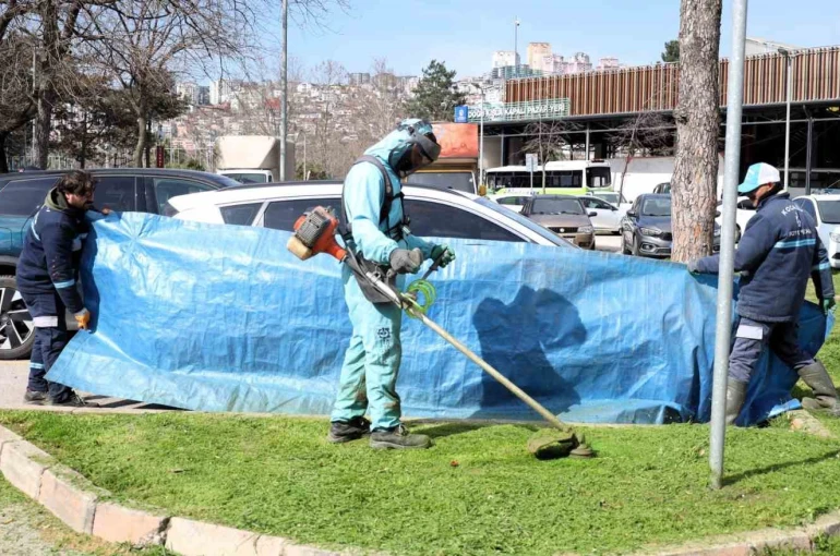 Kocaeli’de yeşil alan bakımlarında araçlar brandalarla korunuyor 
