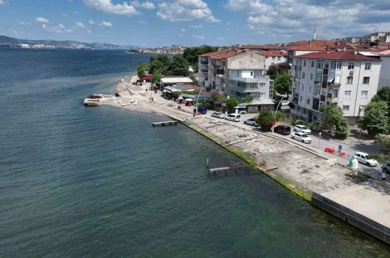 Kocaeli’nin gözde sahili Değirmendere’de dalgakıran ve yeni yol mesaisi