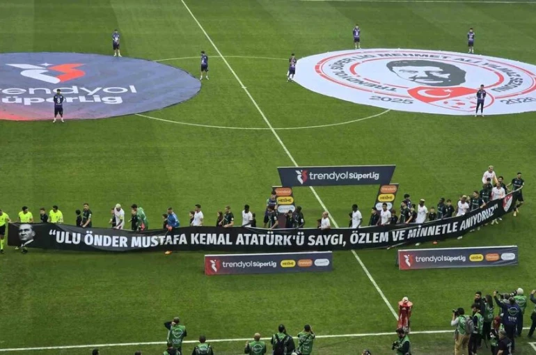 Kocaelispor - Galatasaraylı futbolcular sahaya 10 Kasım pankartıyla çıktı 