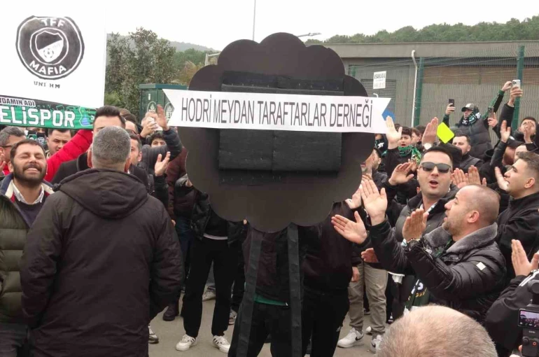 Kocaelispor taraftarları, TFF önüne siyah çelenk bıraktı 