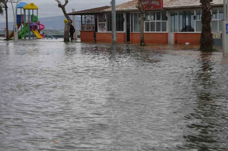 Kocaeli’yi lodos vurdu, yollar göle döndü