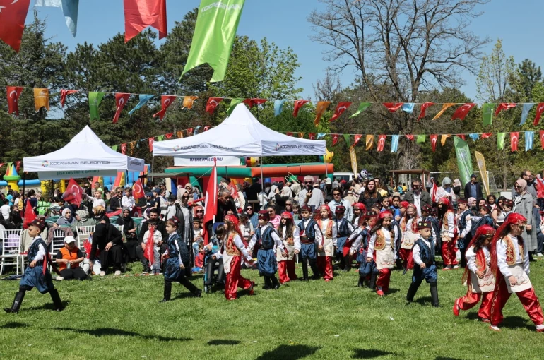 Kocasinan’da bayram havasında geleneksel değerlerle renklenen çocuk şenliği 