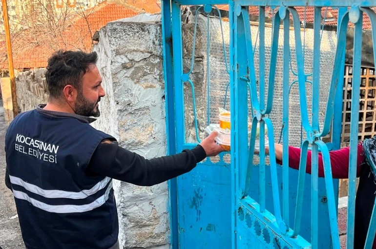 Kocasinan’da gönüller kazanılıyor: her gün 4 çeşit sıcak yemek evlere ulaşıyor