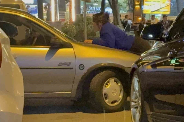 Kocasıyla tartışan kadın otomobilin kaputuna yattı 