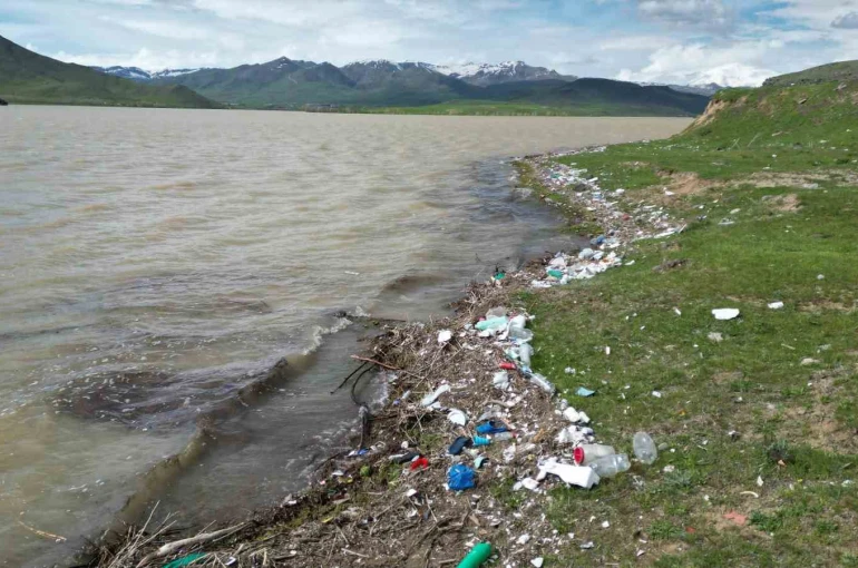 Koçköprü Barajı’nda atıklar tehlike saçıyor