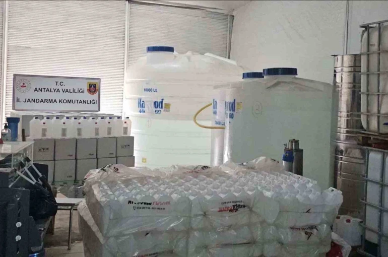 Kolonya imalatı adı altında sahte içki üretilen iş yerine operasyon