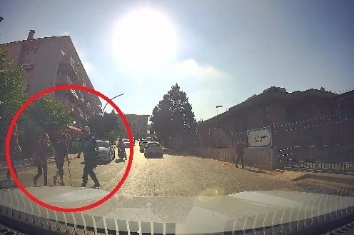 Koltuk değnekli öğrencinin yardımına zabıta personeli koştu 