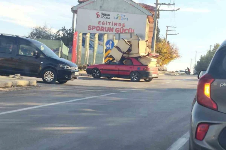 Koltuk takımını otomobiline yükleyen sürücü trafiği tehlikeye düşürdü 