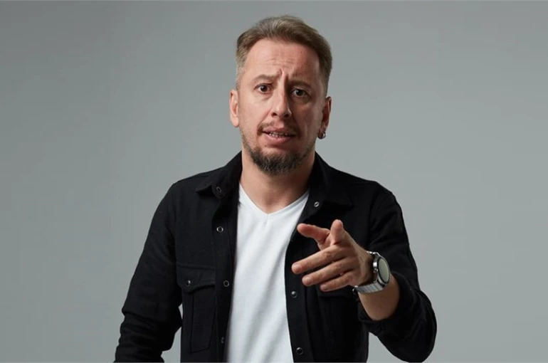 Komedyen Cem İşçiler "Açık Konuşuyorum" ile Türkiye turnesine çıkıyor 