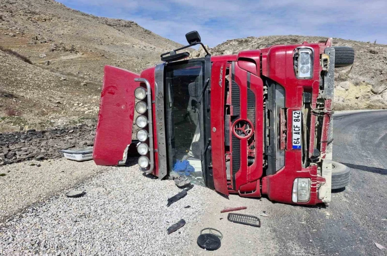 Kömür yüklü tır devrildi 1 kişi yaralandı