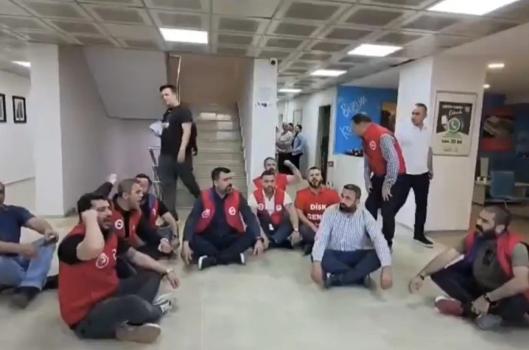 Konak Belediyesinde çalışan işçiler geriye dönük hakları için oturma eylemi başlattı 