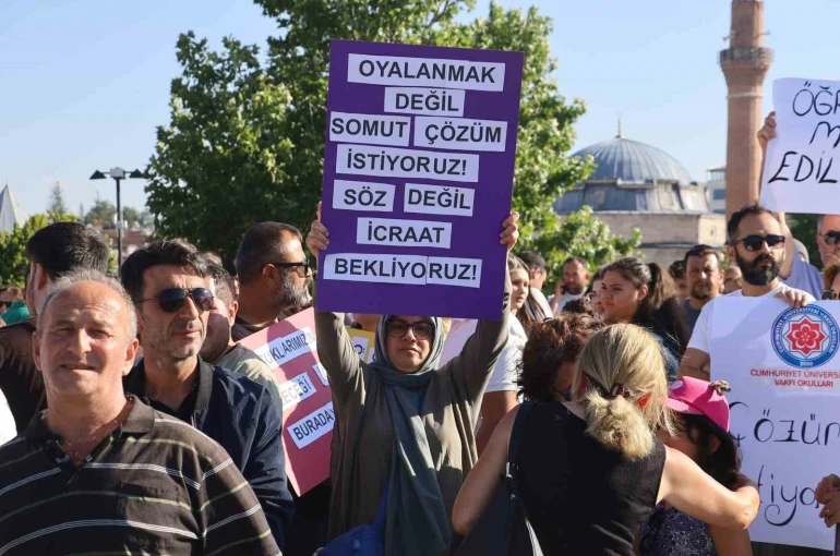 Konkordato ilan eden eğitim kurumunda mağduriyet yaşayan veliler ve öğretmenleri hak arayışını şehir merkezine taşıdı