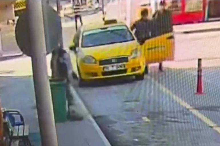 Kontak anahtarı üzerinde bırakılan taksiyi alıp kaçmaya çalıştı, köşeyi dönemeden yakalandı 
