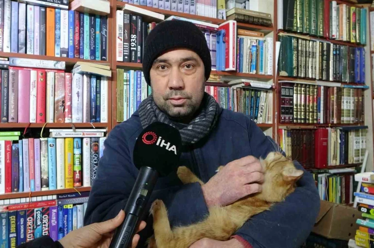 Konteynerde hayata tutunan sahaf, sokak kedilerini yalnız bırakmadı 