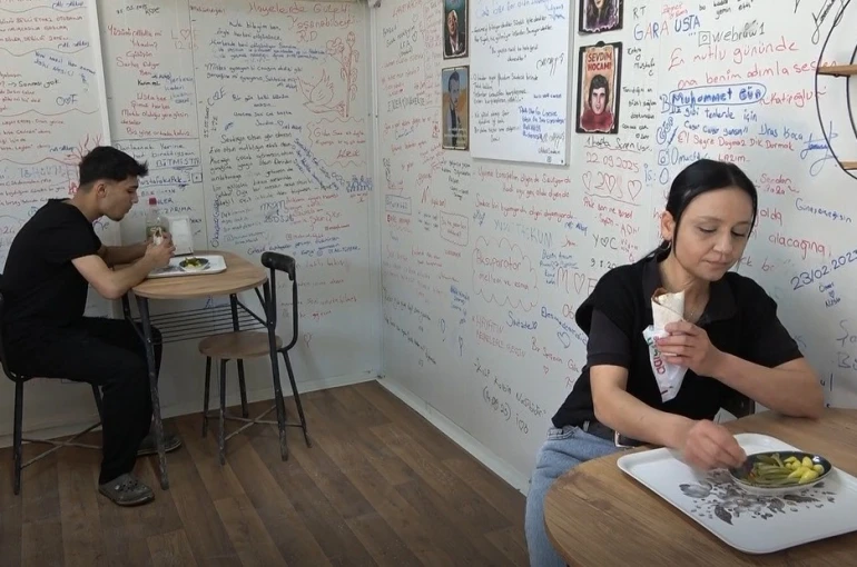 Konteynerdeki çiğ köftecinin duvarları ’duygu duvarı’na dönüştü 