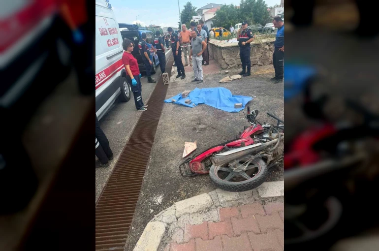 Kontrol çıkan motosiklet duvara çarptı