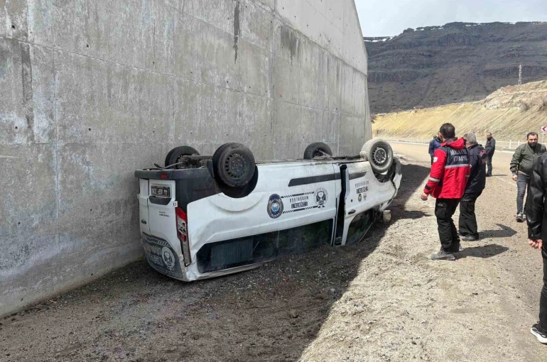 Kontrolde çıkan hafif ticari araç devrildi: 1 yaralı 