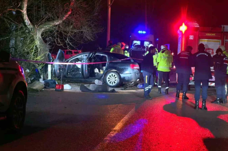 Kontrolden çıkan araç ağaca çarptı: 2 ölü, 2 yaralı