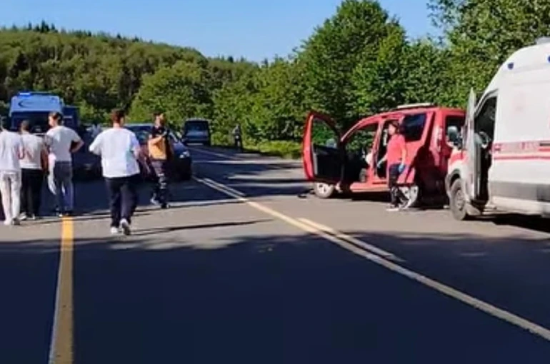 Kontrolden çıkan araç, park halindeki araca çarptı: 3 yaralı