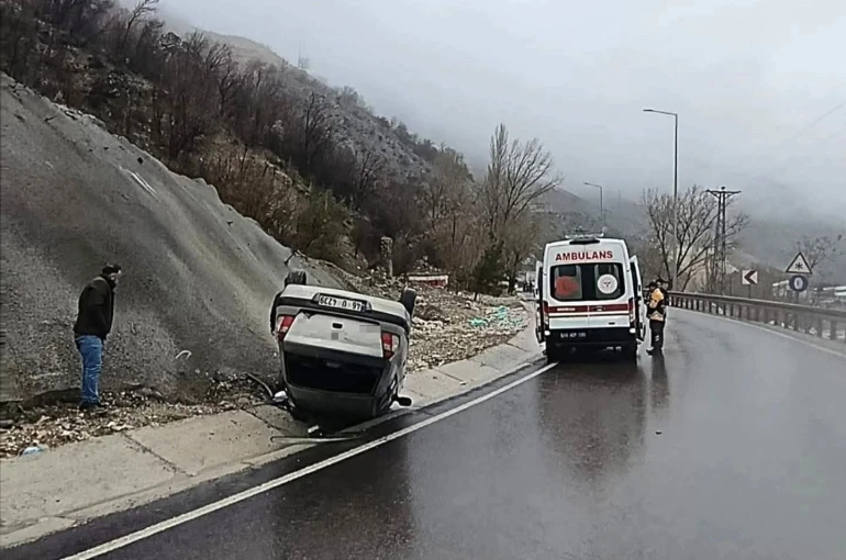 Kontrolden çıkan aracın devrilmesiyle 5 kişi yaralandı