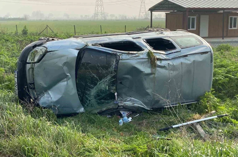 Kontrolden çıkan hafif ticari araç takla attı, sürücü yaralandı 