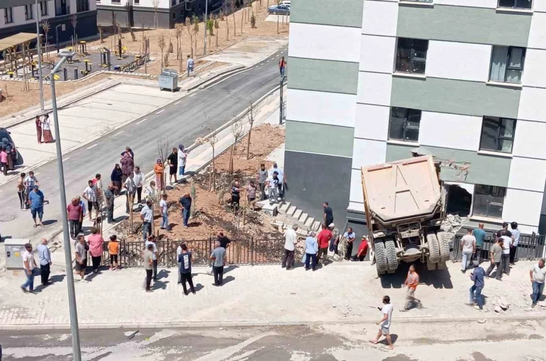 Kontrolden çıkan hafriyat kamyonu apartmanın bahçe duvarına çarptı: 1 yaralı