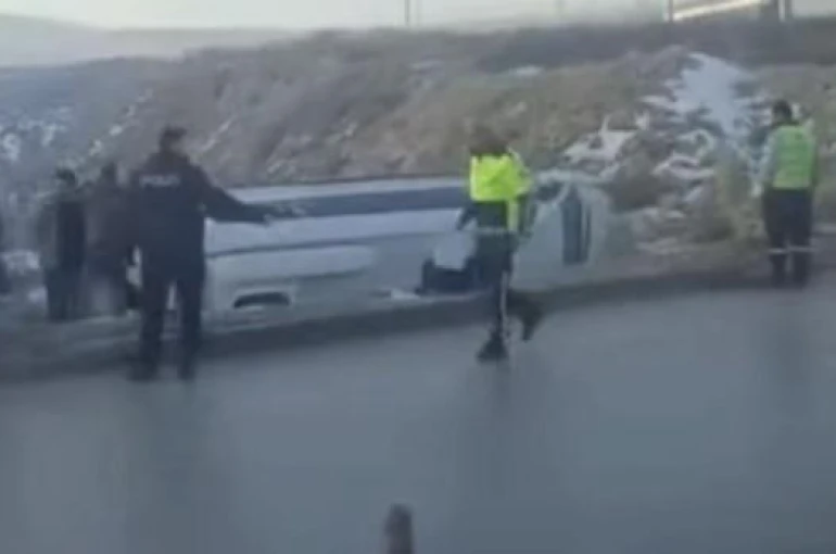 Kontrolden çıkan işçi servisinin şarampole devrilmesiyle 10 kişi yaralandı